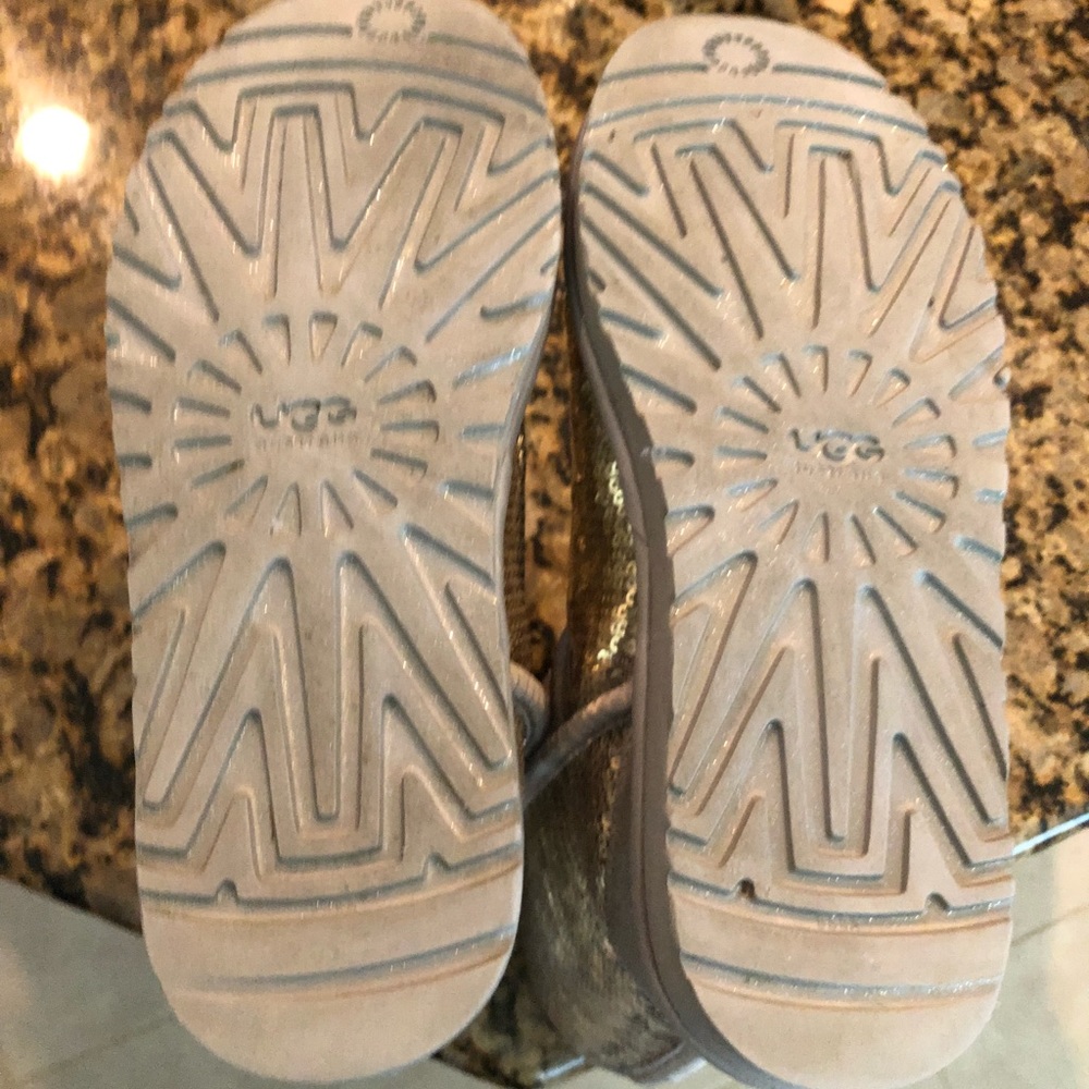 UGGS size 9 - Picture 4 of 8